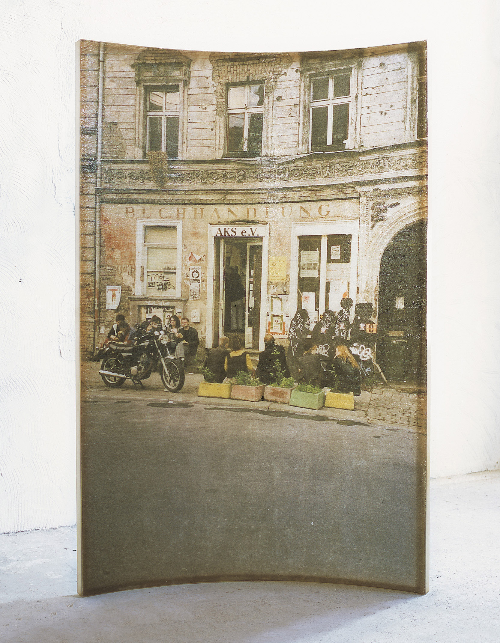 Amador. 'L'home i la ciutat', 2000, resina de poliéster y fotografía, 240 x 163 x 35 cm.